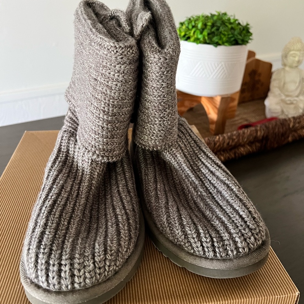 Ugg cardy boots size 6